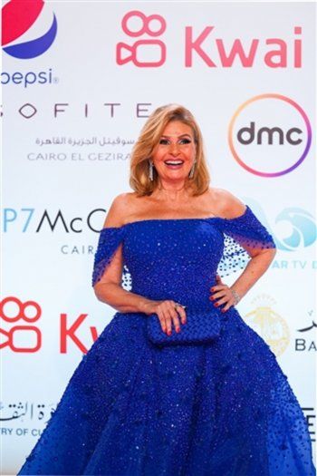 شاهد .. يسرا تدهش الجمهور بإطلالة ملوكية.. وفستانها يضعها بموقف محرج!