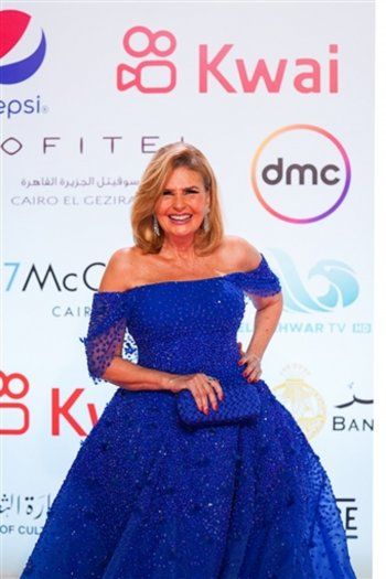 شاهد .. يسرا تدهش الجمهور بإطلالة ملوكية.. وفستانها يضعها بموقف محرج!