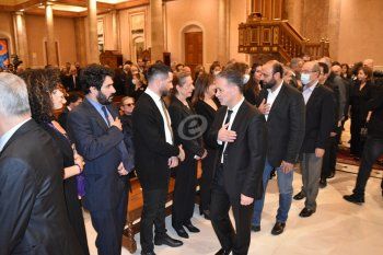 شاهد .. خاص بالصور - فنانون وشخصيات مجتمعية يتوافدون لوداع روميو لحود في كاتدرائية مار جرجس