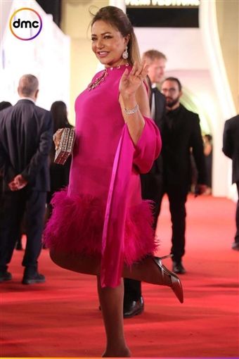 الغندورة ” ليلي علوي ” ماشية تتمخطر في المهرجان – شاهد