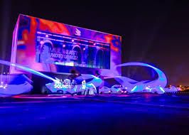 مدل بيست تطلق فعالية “حفلة في لوحة إعلانية ضخمة”