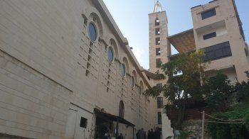 شاهد .. خاص بالصور - الزميل أندريه داغر يتلقى العزاء برحيل والدته