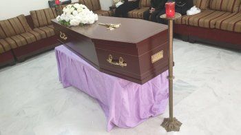 شاهد .. خاص بالصور - الزميل أندريه داغر يتلقى العزاء برحيل والدته