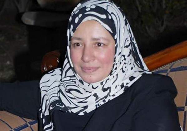 شاهد .. بالصورة- إبنتا عبلة كامل تثيران الجدل بزواجهما من رجلين مسيحيين.. وهذا ما قاله والدهما