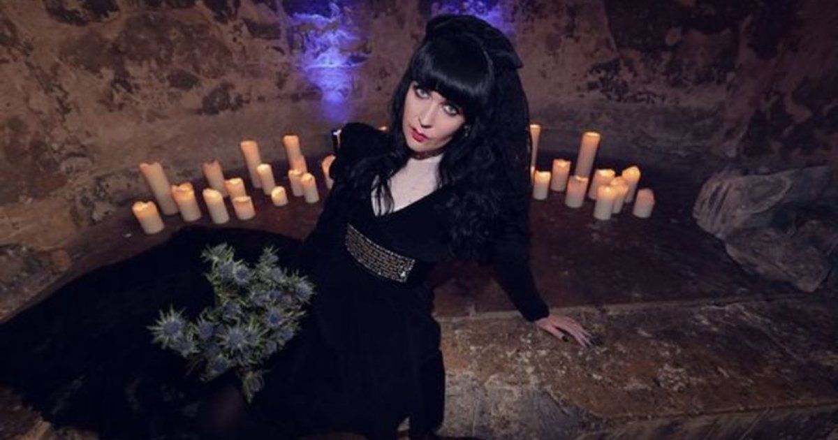 شاهد .. مغنية بريطانية تعلن زواجها من شبح!