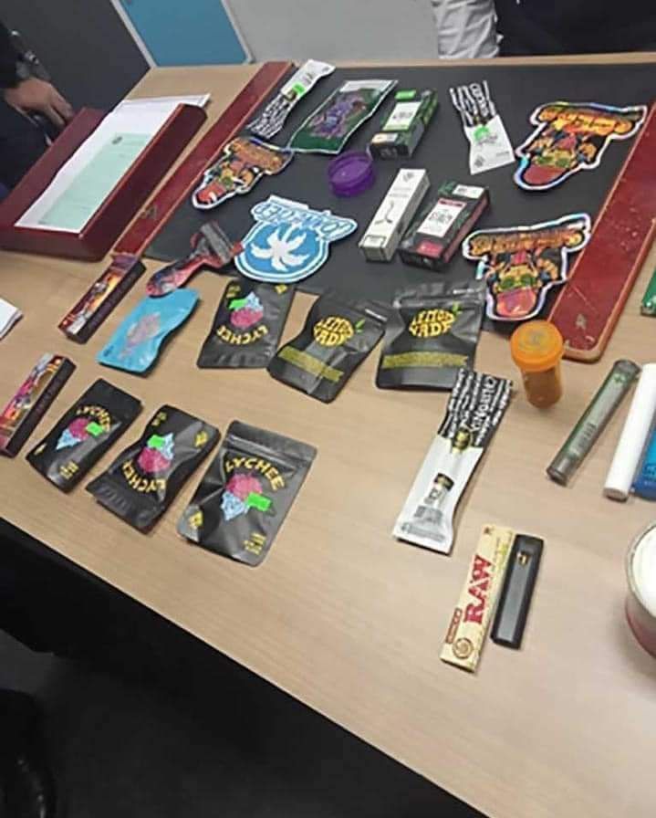 القبض علي منة شلبي في المطار وبحوزتها مخدرات