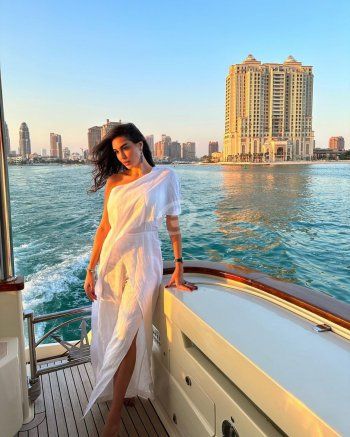شاهد .. بالصور- ياسمين صبري بإطلالة جريئة من على اليخت الخاص بها