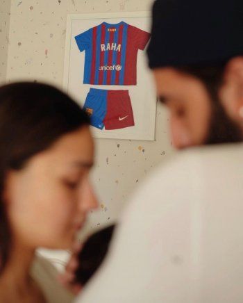 شاهد .. عليا بهات ورانبير كابور يستقبلان مولودتهما وهذا إسمها