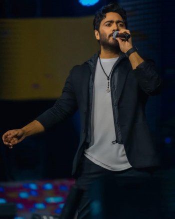 شاهد .. بالصور- تامر حسني يحيي حفلا كامل العدد في الكويت