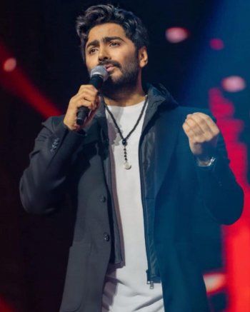 شاهد .. بالصور- تامر حسني يحيي حفلا كامل العدد في الكويت