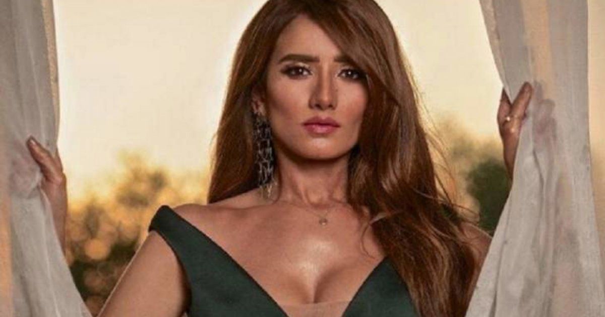 شاهد .. زينة تختار فستان مدهش من Dolce & Gabbana.. وسعره يلفت الأنظار