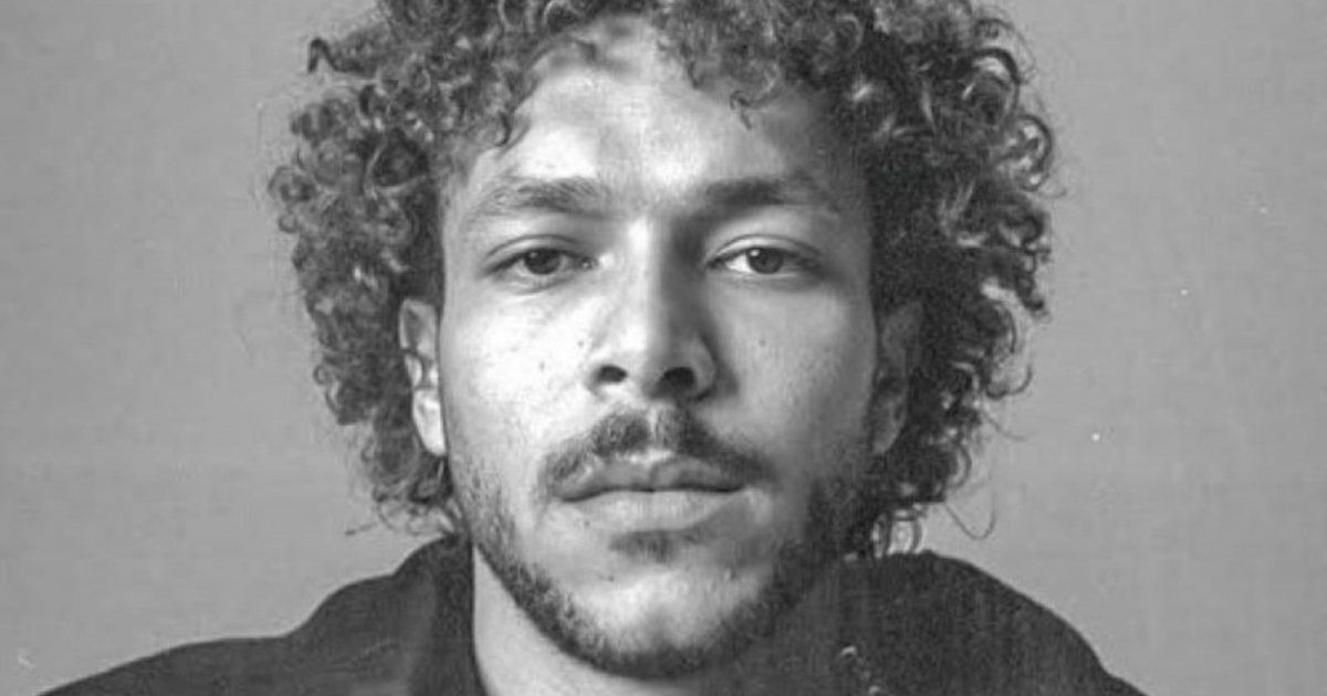 شاهد .. بعد إثارته الجدل بقميصه..ويجز بإطلالة غير مألوفة-بالصورة