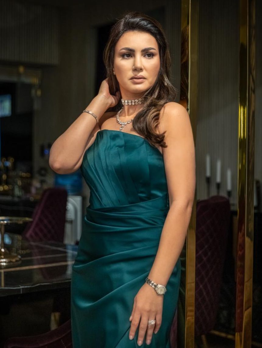 دينا فؤاد تتألق بإطلالة ملكية راقية.. وتواصل تصوير مسلسل “حكايات الماميز”