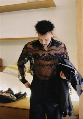 شاهد .. ويجز يرتدي قميصاً مخصصاً للنساء؟ وهذا سعره -بالصورة