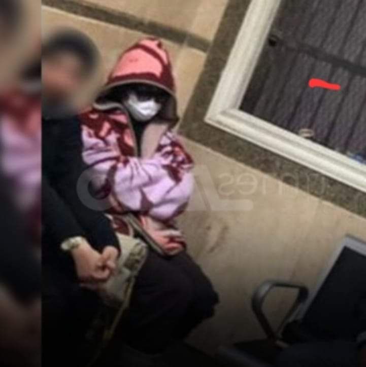 ملفوفة في ملاية : ننشر أول صورة لمنة شلبي داخل النيابة – شاهد