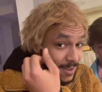 شاهد .. بعد إثارته الجدل بقميصه..ويجز بإطلالة غير مألوفة-بالصورة