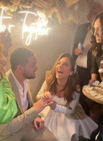 شاهد .. بالصور- بعد أن طلب يدها على الهواء مباشرة.. رنا رئيس تحتفل بخطوبتها داخل منزلها