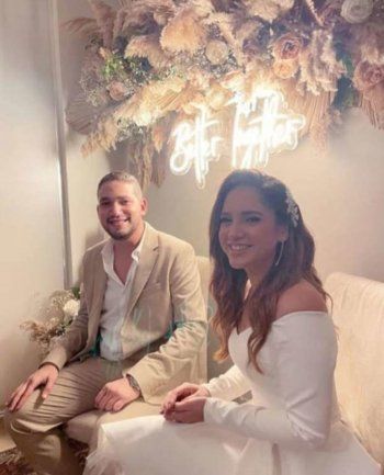 شاهد .. بالصور- بعد أن طلب يدها على الهواء مباشرة.. رنا رئيس تحتفل بخطوبتها داخل منزلها