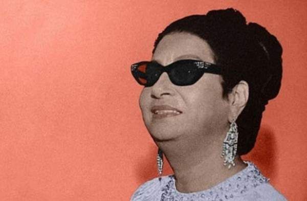 شاهد .. صورة نادرة لأم كلثوم ..من دون نظاراتها وبحجاب الصلاة!