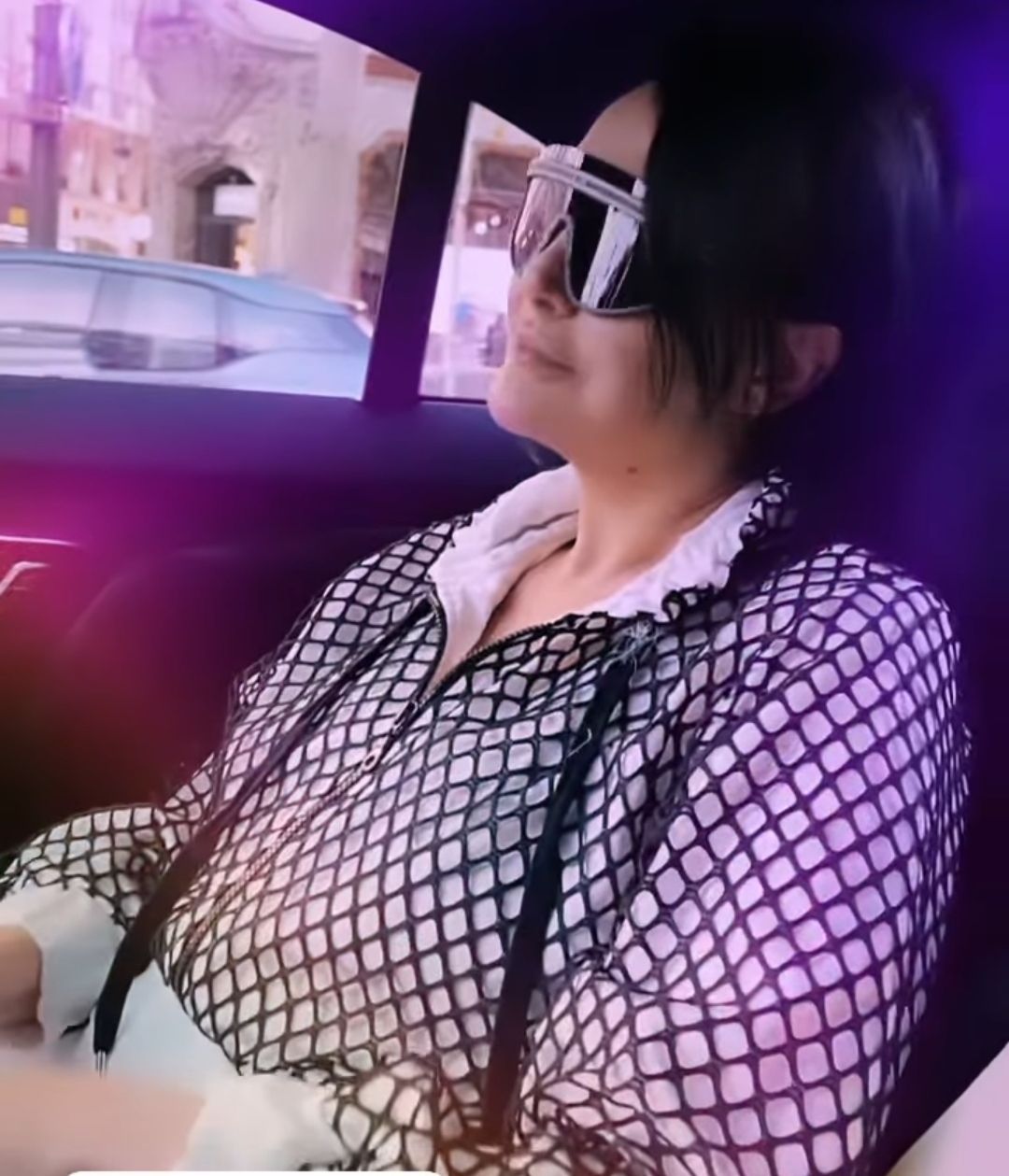 غادة عبد الرازق لابسة نضارة واكلة نص وشها : مش لايقة عليكي يانجمة