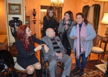 شاهد .. جولة سريعة في منزل نبيلة عبيد.. صورها في كل مكان حتى على الوسادة!