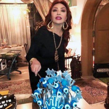 شاهد .. جولة سريعة في منزل نبيلة عبيد.. صورها في كل مكان حتى على الوسادة!