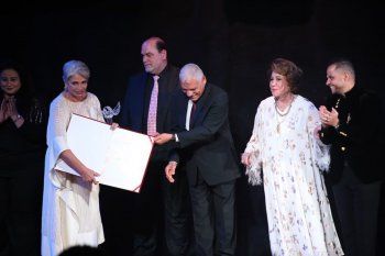 شاهد .. بالصور - سوسن بدر تعلق على تكريمها من مهرجان شرم الشيخ لمسرح الشباب