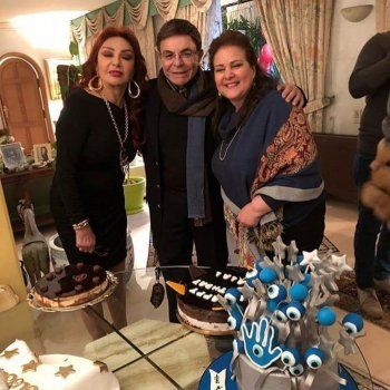 شاهد .. جولة سريعة في منزل نبيلة عبيد.. صورها في كل مكان حتى على الوسادة!