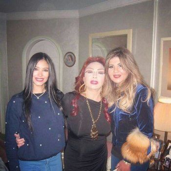 شاهد .. جولة سريعة في منزل نبيلة عبيد.. صورها في كل مكان حتى على الوسادة!