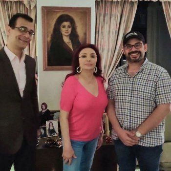 شاهد .. جولة سريعة في منزل نبيلة عبيد.. صورها في كل مكان حتى على الوسادة!