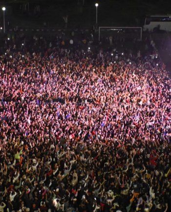 شاهد .. بالصور- أحمد سعد يحيي حفلا غنائيا ضخما تحت شعار كامل العدد