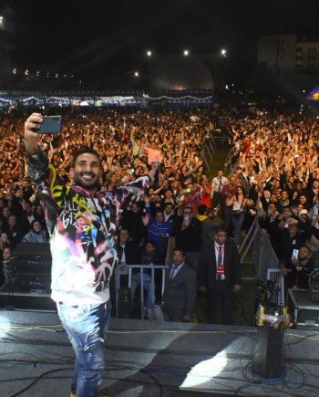 شاهد .. بالصور- أحمد سعد يحيي حفلا غنائيا ضخما تحت شعار كامل العدد