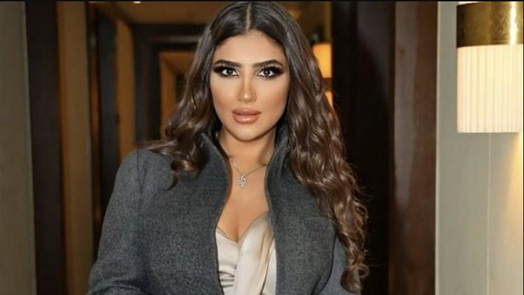 مي عمر لبست جاكت البدلة ونسيت البنطلون – شاهد