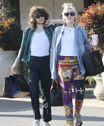 شاهد .. هذا ما إرتدته مايلي سايرس وحبيبها بعد عيد ميلادها الـ 30