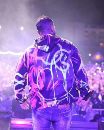 شاهد .. بالصور- أحمد سعد يحيي حفلا غنائيا ضخما تحت شعار كامل العدد