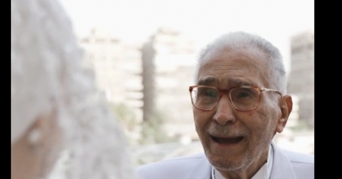 شاهد .. فيديو عفوي يجمع عبد الرحمن أبو زهرة بحفيدته قبل سفرها بساعات