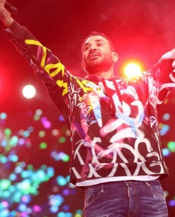 شاهد .. بالصور- أحمد سعد يحيي حفلا غنائيا ضخما تحت شعار كامل العدد