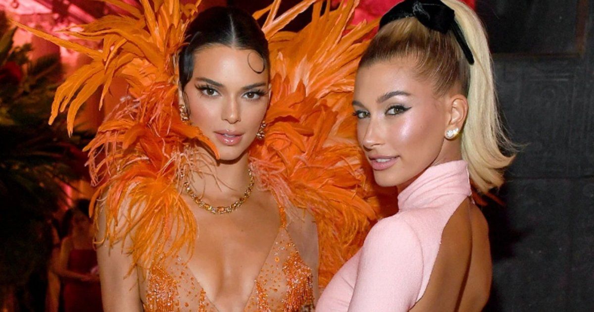 شاهد .. بالصور - كيندال جينير وهايلي بيبر في الثياب نفسها وإليكم سعرها