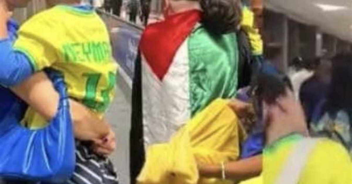 شاهد .. مدرب البرازيل يبحث عن مشجع عربي كان يرتدي علم فلسطين....لن تصدقوا السبب!