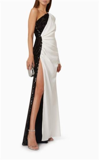 درة تظهر كالأميرة بفستان مفتوح – شاهد