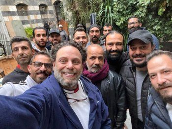 شاهد .. سيف الدين سباعي ينهي تصوير "العربجي" ويتصور مع الفريق