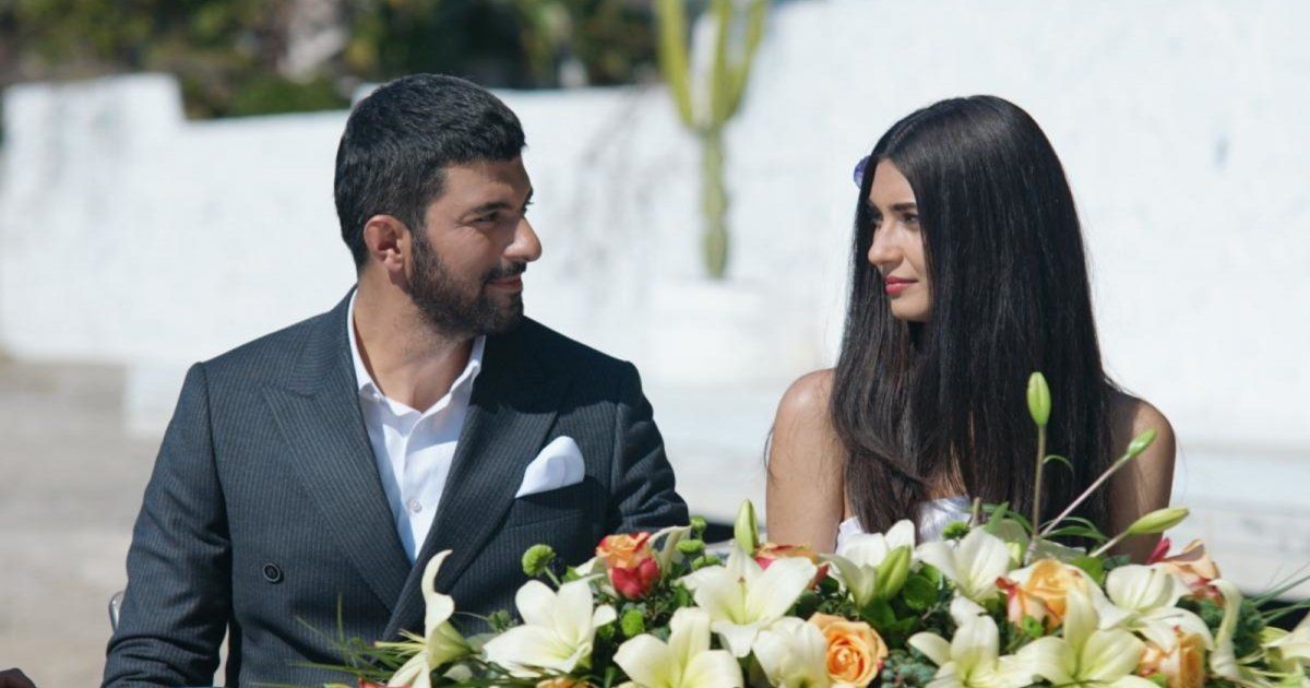 شاهد .. توبا بويوكستون بأول تصريح عن علاقة الحب التي تجمعها بـ إنجين أكيوريك