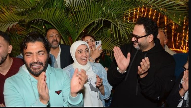 وصلة رقص لـ أكرم حسني علي أغنيته ” ستو أنا ” – شاهد