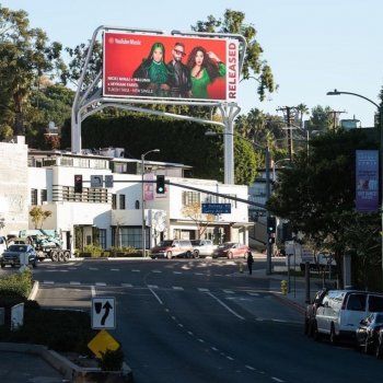 شاهد .. ميريام فارس ونيكي ميناج ومالوما يكتسحون شوارع العالم