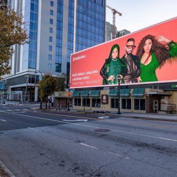 شاهد .. ميريام فارس ونيكي ميناج ومالوما يكتسحون شوارع العالم