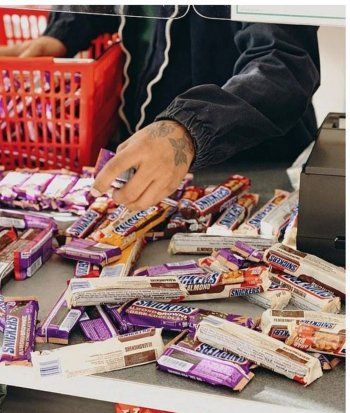 شاهد .. بالصور- تكفيراً عن سرقته.. دوين جونسون يشتري مخزون الشوكولاتة من أحد المتاجر!