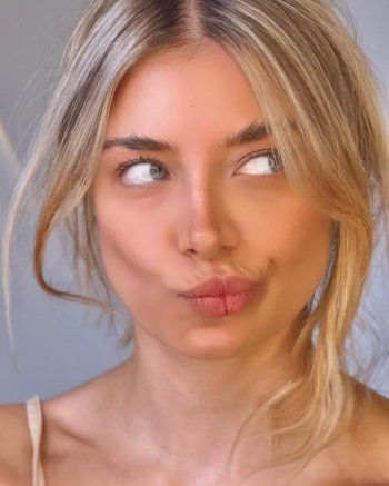 شاهد .. ستتفاجأون..إبنة أندريه سكاف وسوسن أبو عفار تنافس أجمل نساء العالم بجمالها! -بالصور