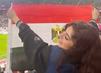شاهد .. مايان السيد تخطف الأنظار بإطلالتها في مدرجات كأس العالم.. وهذا ما قامت به