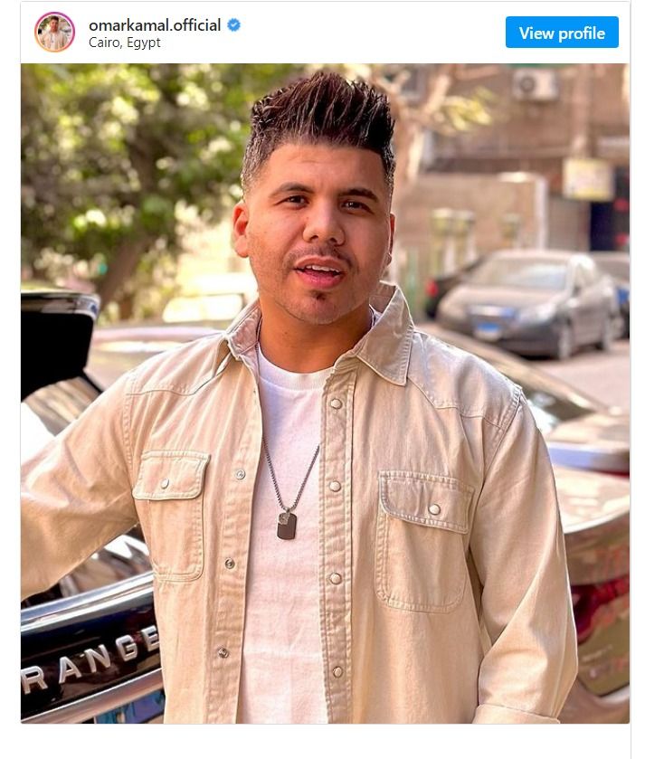 عمر كمال كهرب شعره عشان يوقفه – شاهد