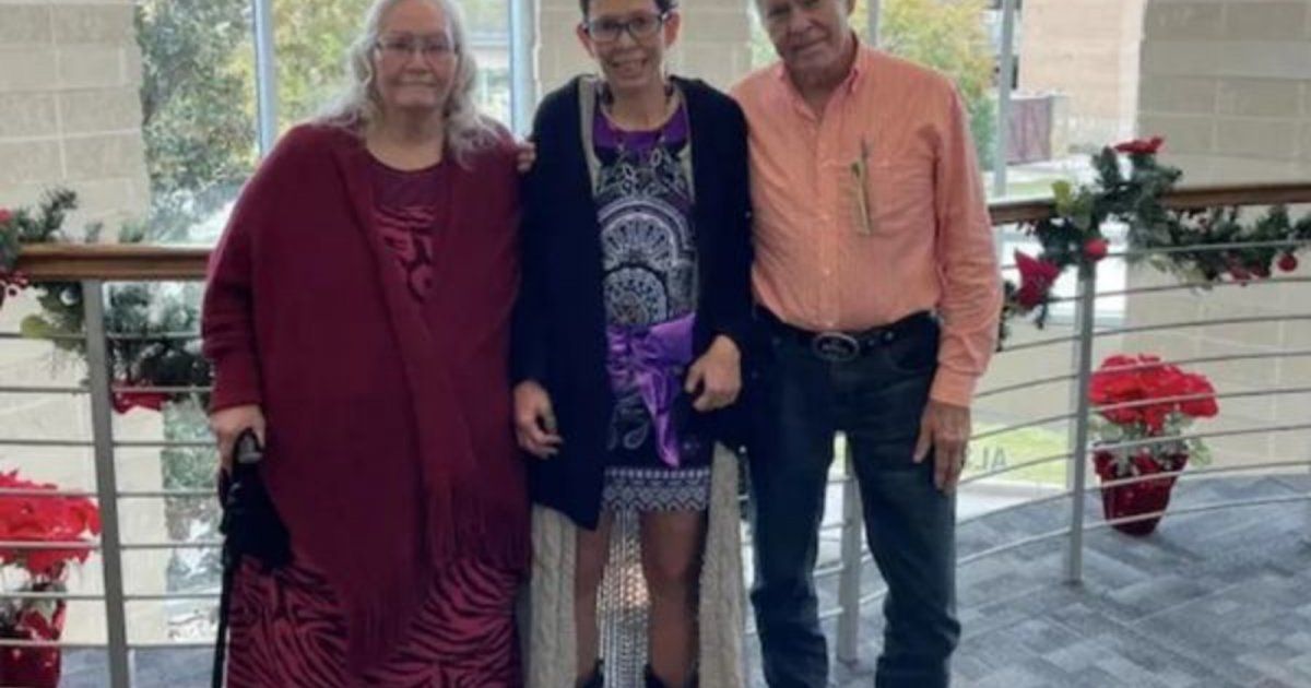 شاهد .. بعد نصف قرن من الغياب.. عائلة أميركية تعانق ابنتها